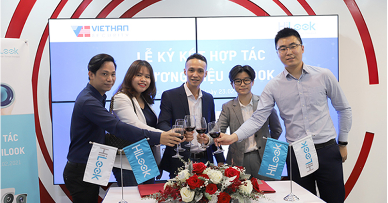Lễ ký kết hợp tác với công ty Việt Hàn là nhà nhập khẩu và phân phối camera Hilook