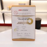 Việt Hàn nhận chứng nhận phân phối kim cương Hikvision năm 2024