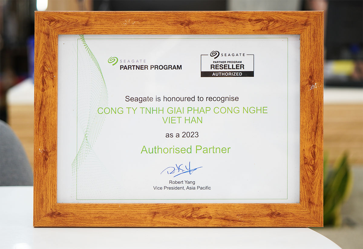 Việt Hàn nhận chứng nhận đối tác phân phối ổ cứng thương hiệu Seagate năm 2023