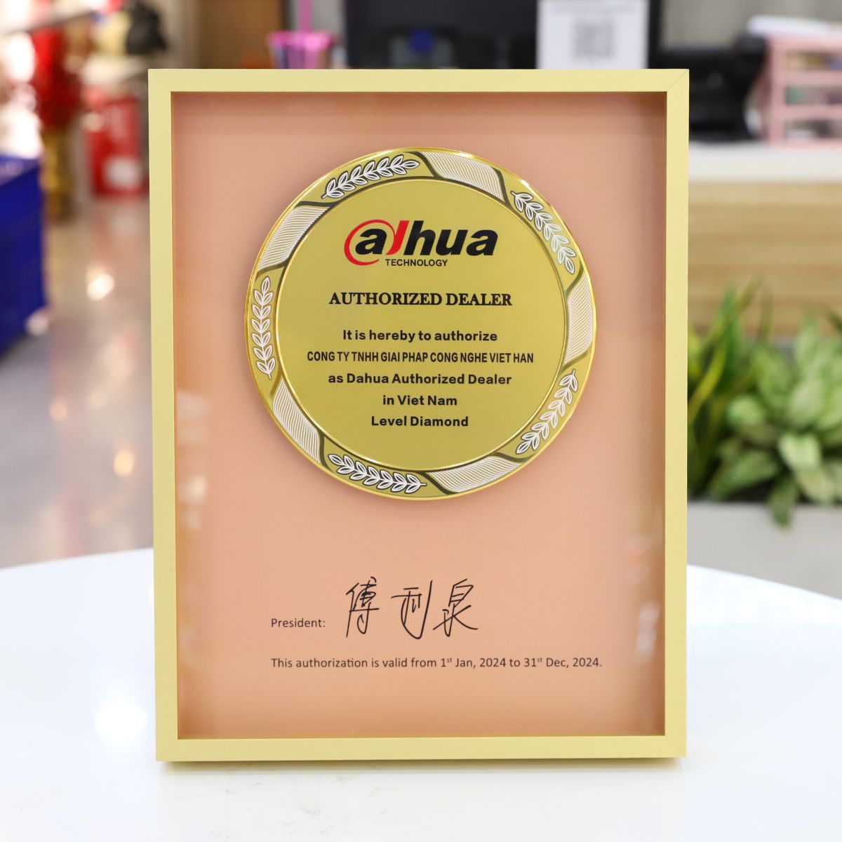 Việt Hàn nhận chứng nhận phân phối Dahua kim cương năm 2024