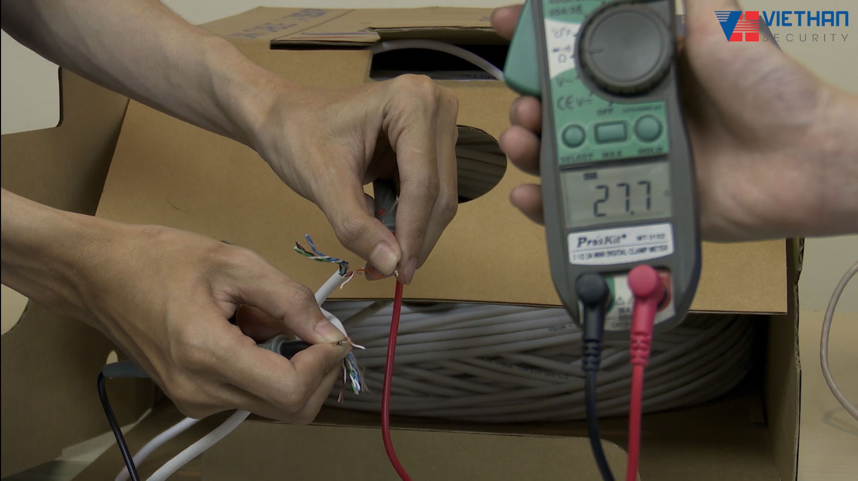 Cáp mạng VSCOM có điện trở là bao nhiêu?