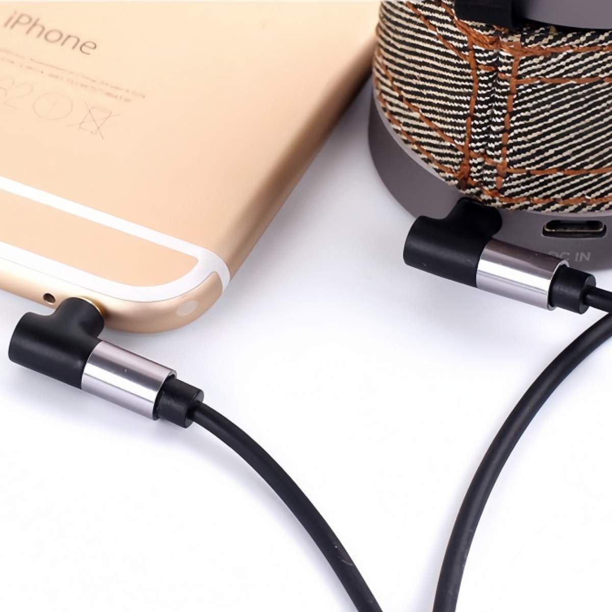 Cáp âm thanh góc 3.5mm thẳng Ugreen 1.5m (Đen) 40185