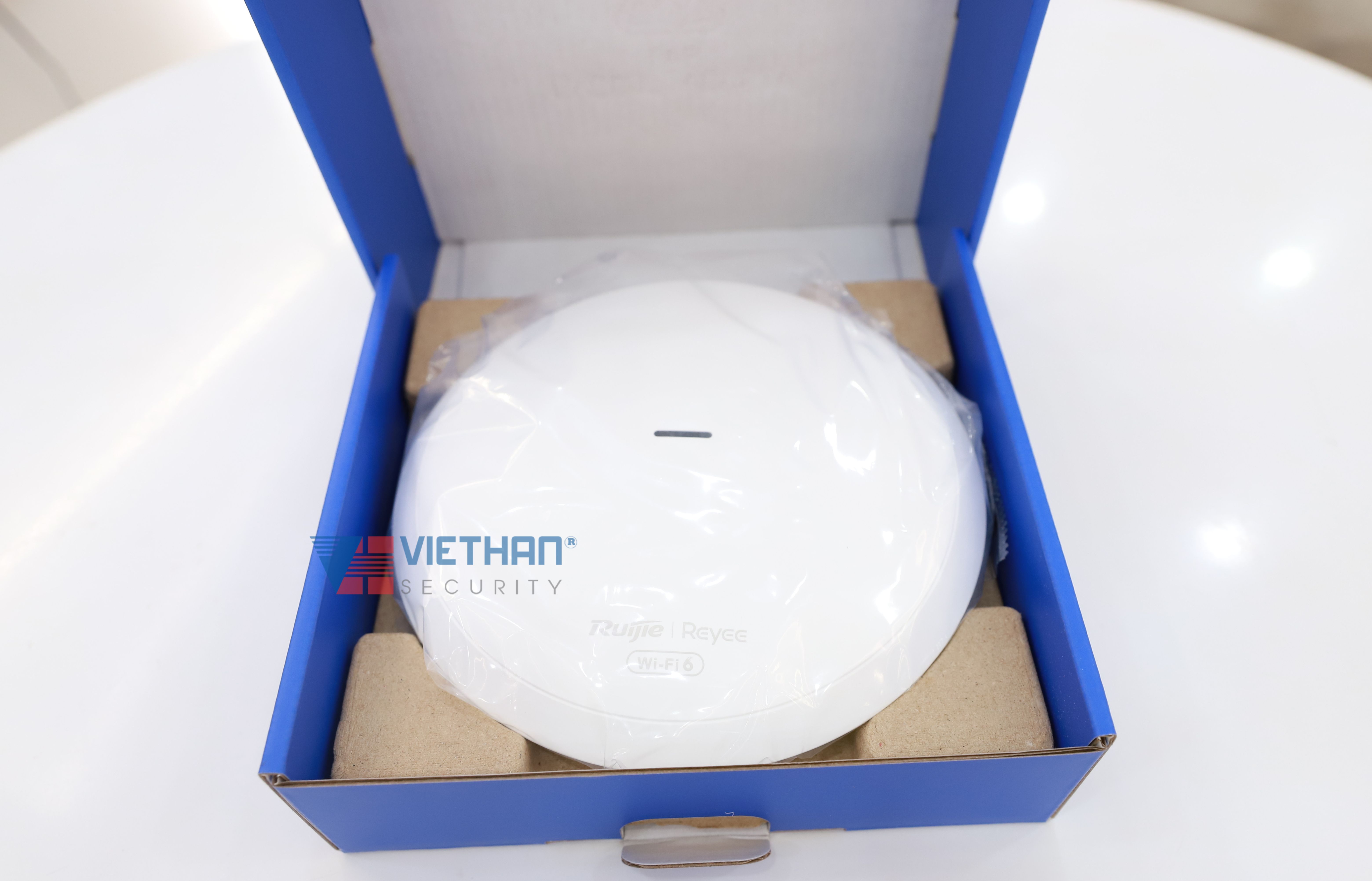 Bộ Phát WiFi 6 ốp trần/gắn tường Ruijie RG-RAP62 Tốc độ 1774 Mbps, 1 cổng 10/100/1000M Ethernet LAN, Hỗ Trợ +100 người dùng đồng thời