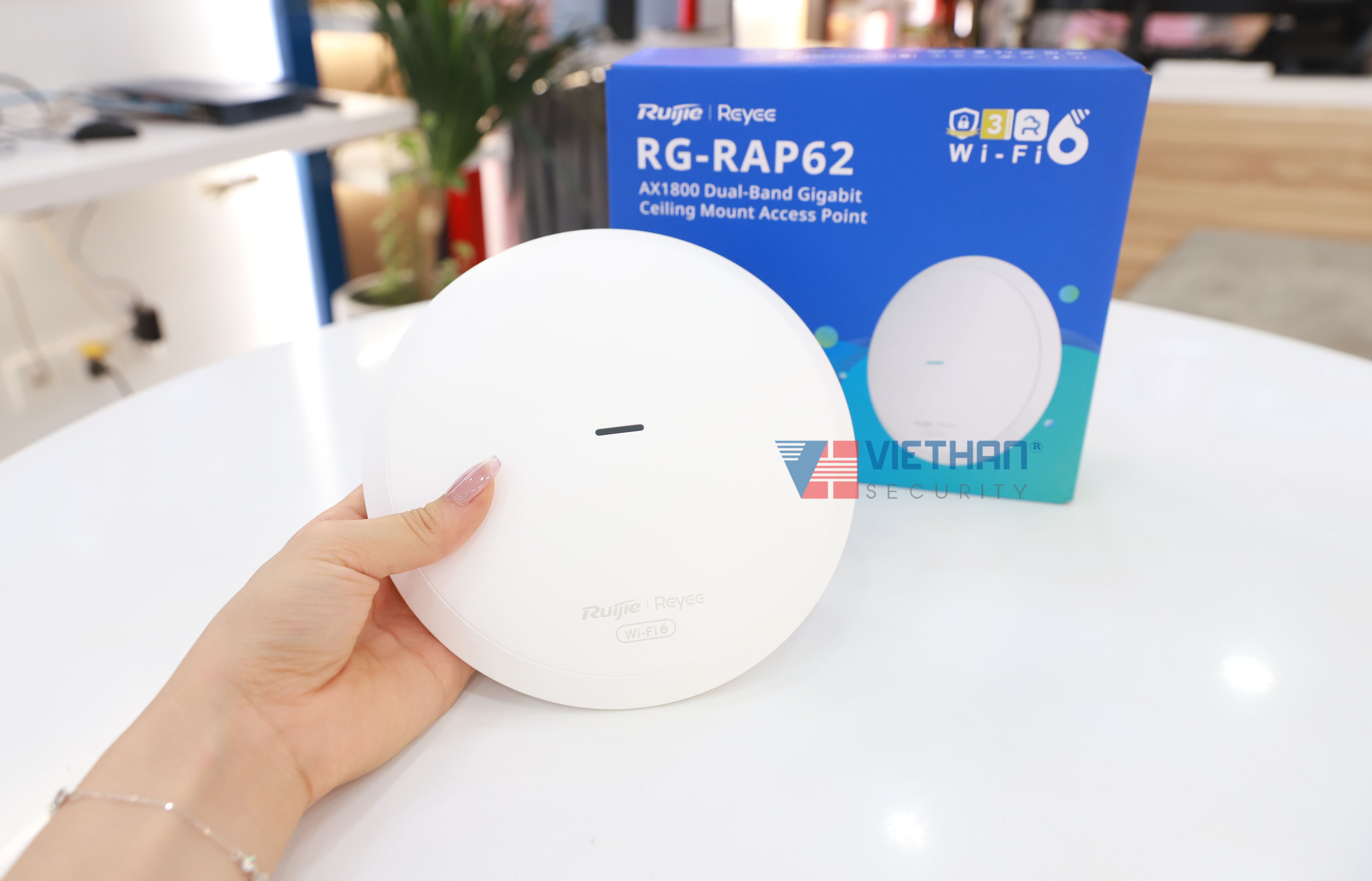 Bộ Phát WiFi 6 ốp trần/gắn tường Ruijie RG-RAP62 Tốc độ 1774 Mbps, 1 cổng 10/100/1000M Ethernet LAN, Hỗ Trợ +100 người dùng đồng thời