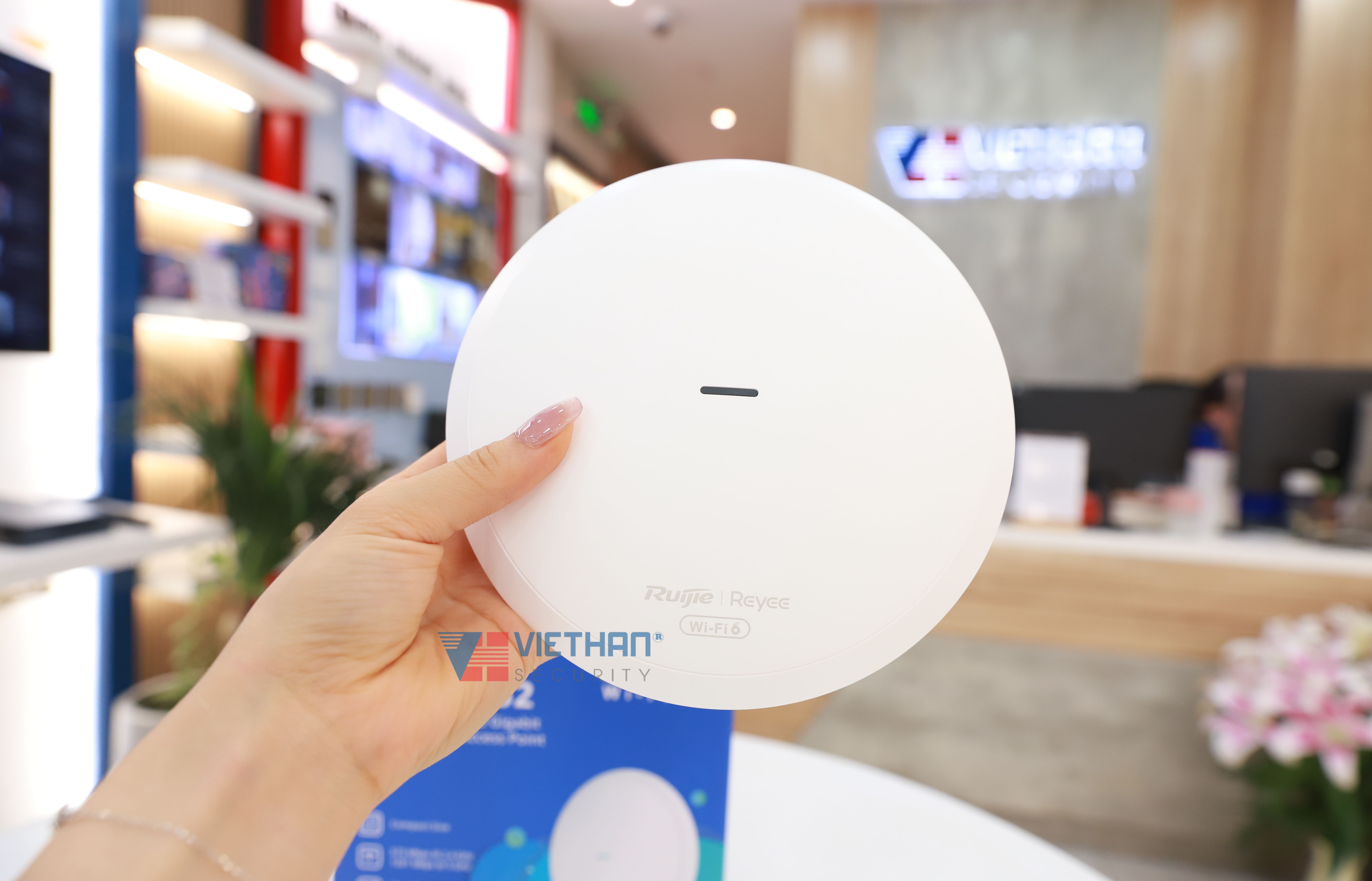 Bộ Phát WiFi 6 ốp trần/gắn tường Ruijie RG-RAP62 Tốc độ 1774 Mbps, 1 cổng 10/100/1000M Ethernet LAN, Hỗ Trợ +100 người dùng đồng thời