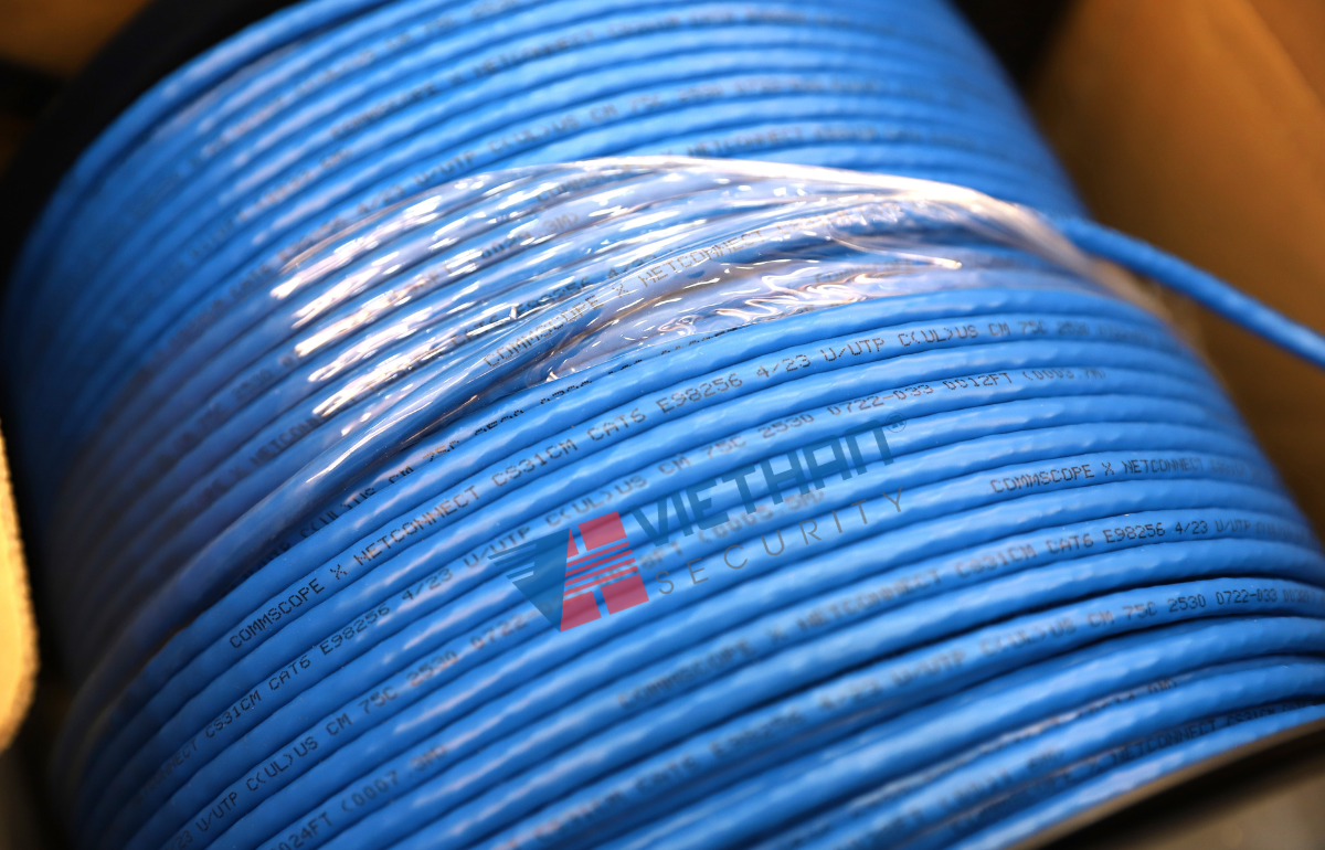 Dây cáp mạng CommScope CAT6 4UTP, 23AWG, CM, 305m/thùng, Màu xanh, Tốc độ cao