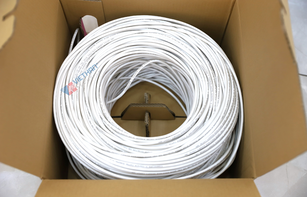 Cáp mạng CommScope CAT5E 4UTP, 24AWG, CM, 305m/thùng, Màu trắng,  Hỗ trợ chuẩn Gigabit Ethernet.