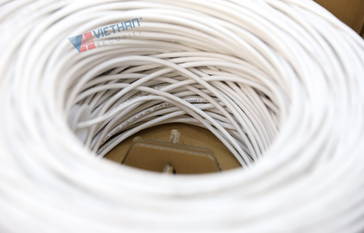 Cáp mạng CommScope CAT5E 4UTP, 24AWG, CM, 305m/thùng, Màu trắng,  Hỗ trợ chuẩn Gigabit Ethernet.