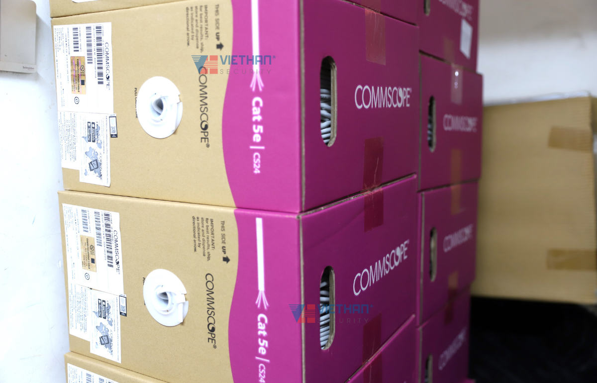 Cáp mạng CommScope CAT5E 4UTP, 24AWG, CM, 305m/thùng, Màu trắng,  Hỗ trợ chuẩn Gigabit Ethernet.