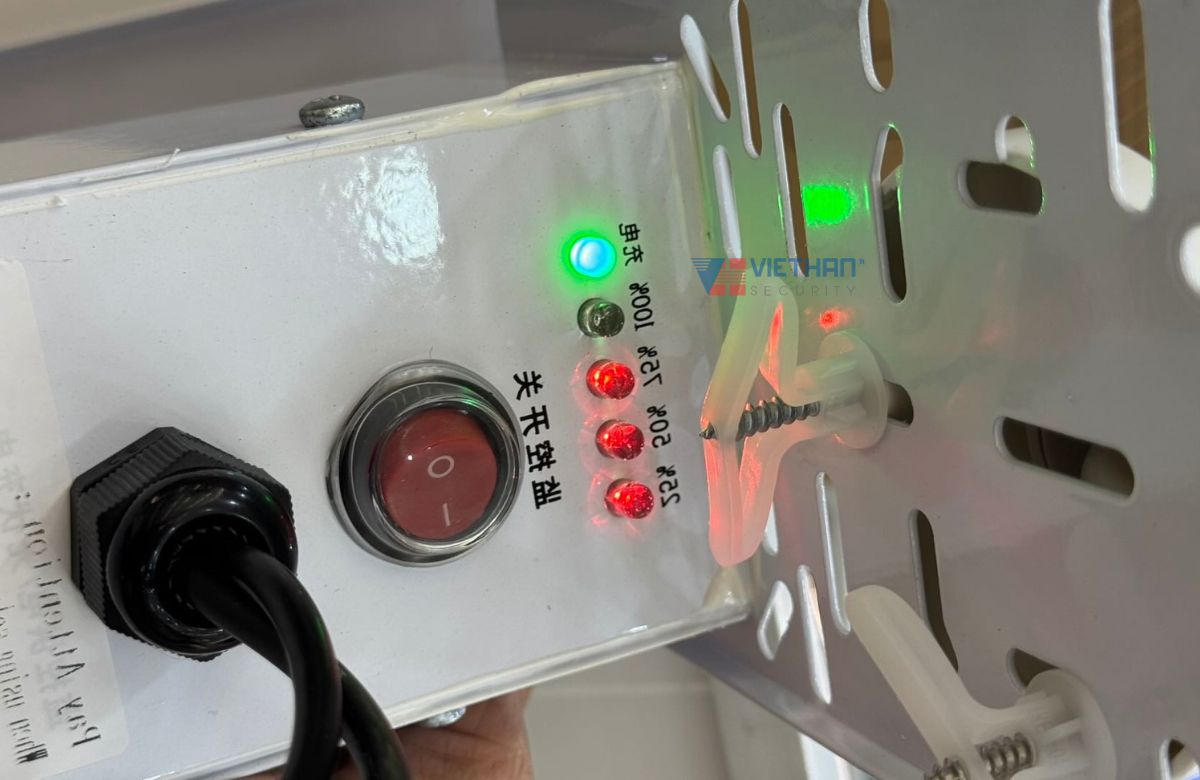 Tấm pin năng lượng mặt trời Camera 80W-40Ah,12V Cấp điện ổn định cho camera PTZ 2.5 inch (gắn cùng lúc camera và bộ bắn sóng wifi)