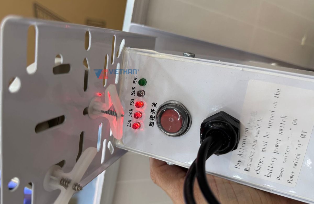 Tấm pin năng lượng mặt trời Camera 80W-40Ah,12V Cấp điện ổn định cho camera PTZ 2.5 inch (gắn cùng lúc camera và bộ bắn sóng wifi)