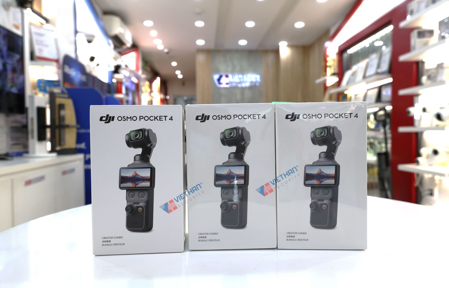  DJI Osmo Pocket 4 Quay 4K/240fps, ActiveTrack 7.0, Zoom 2x Sắc Nét, Gimbal 3 Trục, Kết nối OsmoAudio (Creator Combo)
