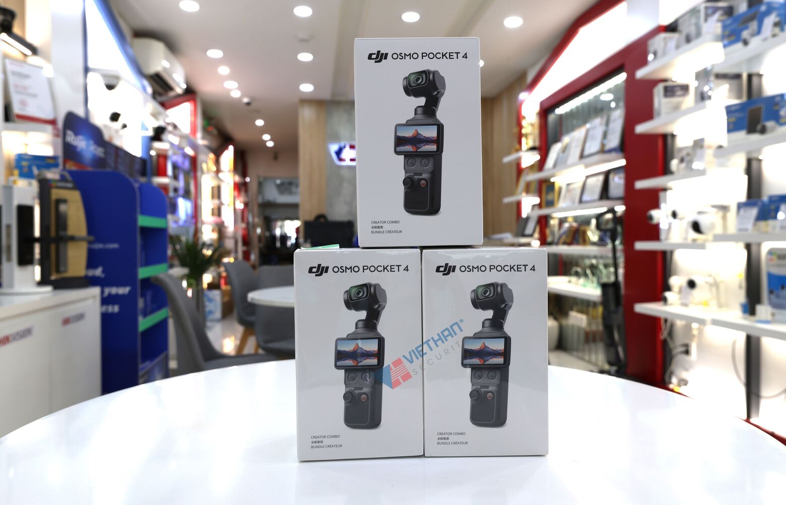  DJI Osmo Pocket 4 Quay 4K/240fps, ActiveTrack 7.0, Zoom 2x Sắc Nét, Gimbal 3 Trục, Kết nối OsmoAudio (Creator Combo)