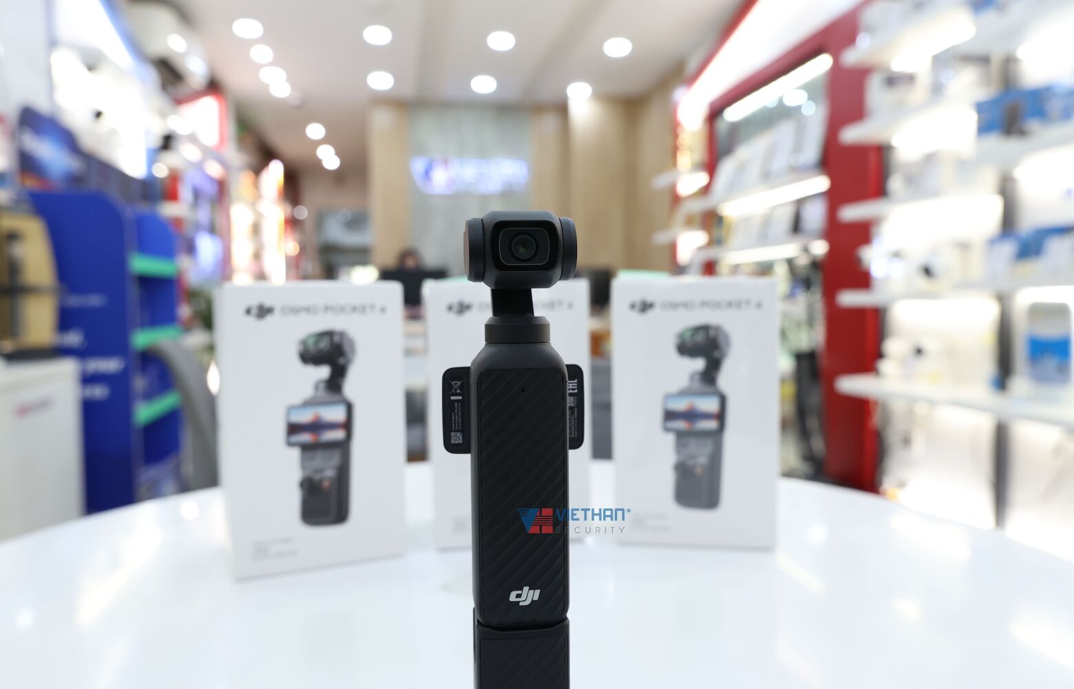  DJI Osmo Pocket 4 Quay 4K/240fps, ActiveTrack 7.0, Zoom 2x Sắc Nét, Gimbal 3 Trục, Kết nối OsmoAudio (Creator Combo)
