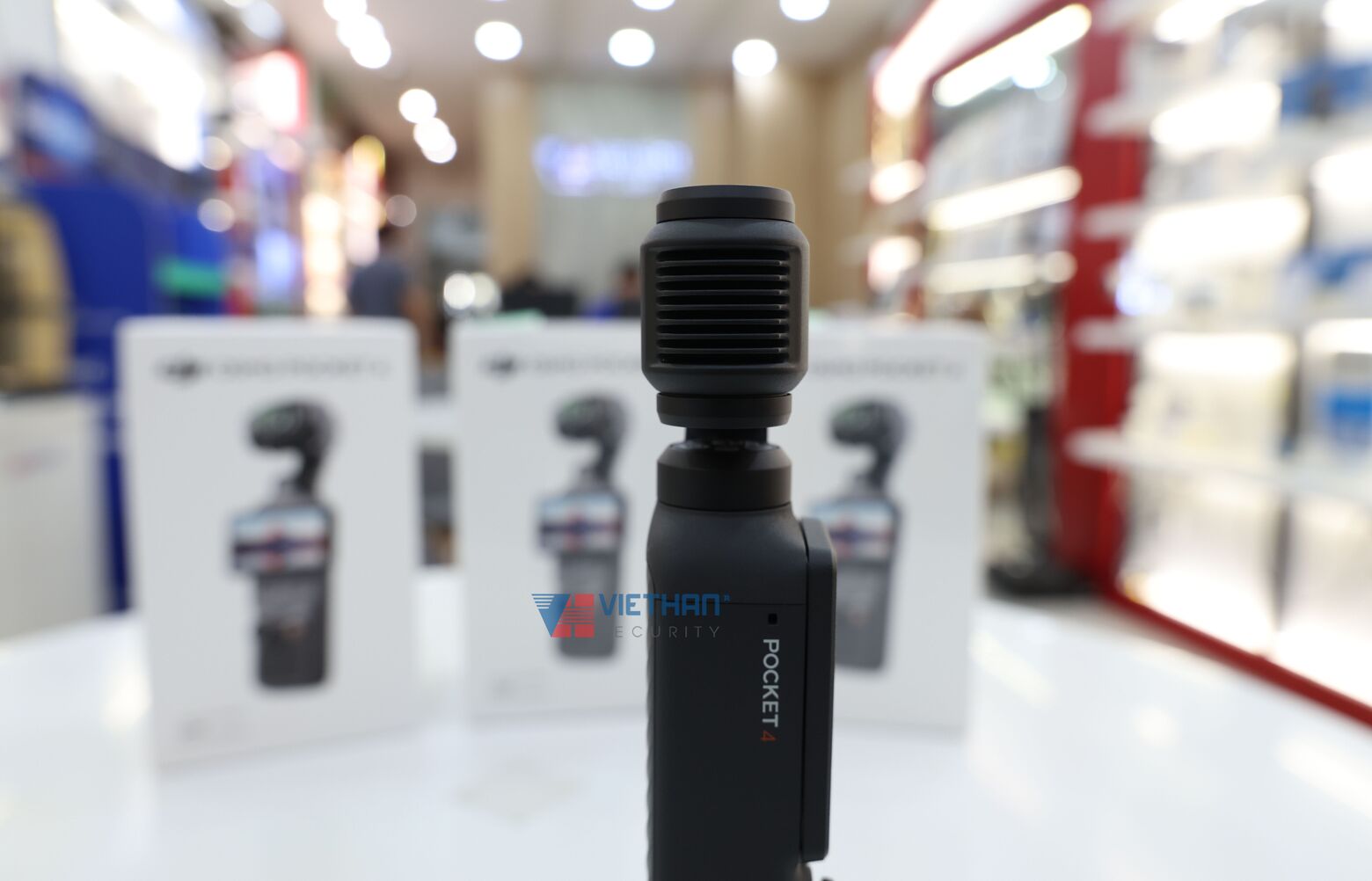  DJI Osmo Pocket 4 Quay 4K/240fps, ActiveTrack 7.0, Zoom 2x Sắc Nét, Gimbal 3 Trục, Kết nối OsmoAudio (Creator Combo)