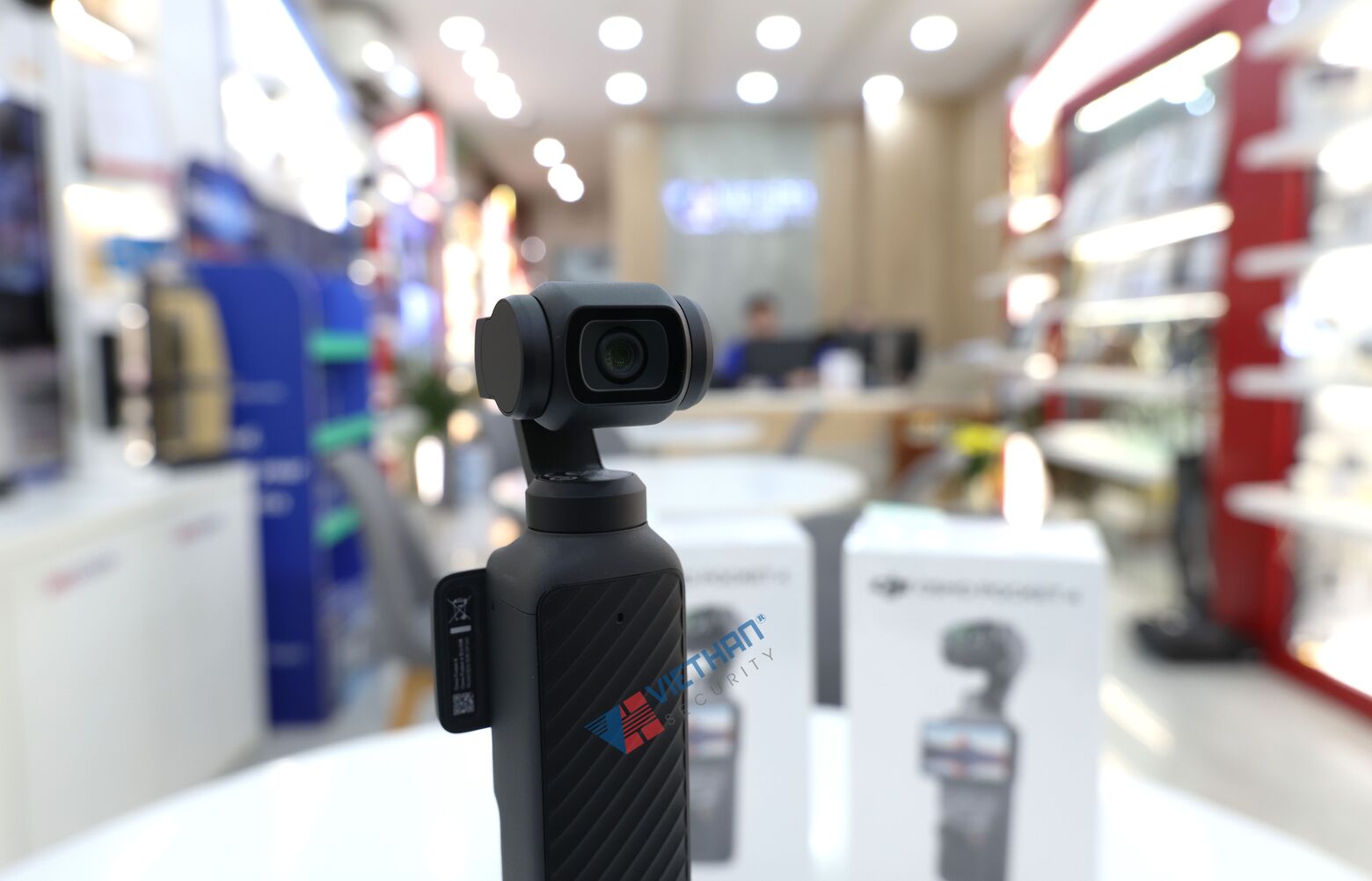  DJI Osmo Pocket 4 Quay 4K/240fps, ActiveTrack 7.0, Zoom 2x Sắc Nét, Gimbal 3 Trục, Kết nối OsmoAudio (Creator Combo)
