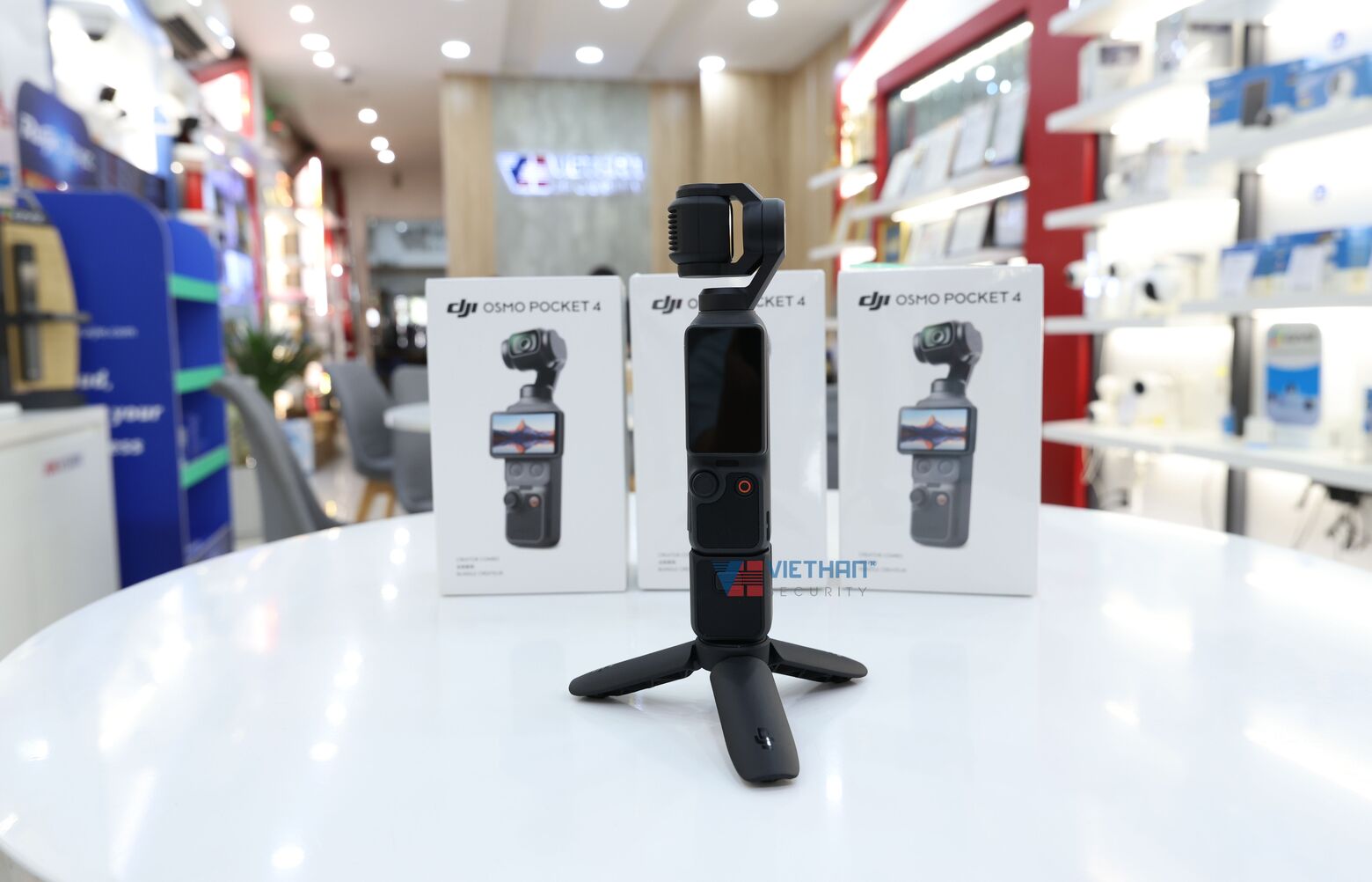  DJI Osmo Pocket 4 Quay 4K/240fps, ActiveTrack 7.0, Zoom 2x Sắc Nét, Gimbal 3 Trục, Kết nối OsmoAudio (Creator Combo)