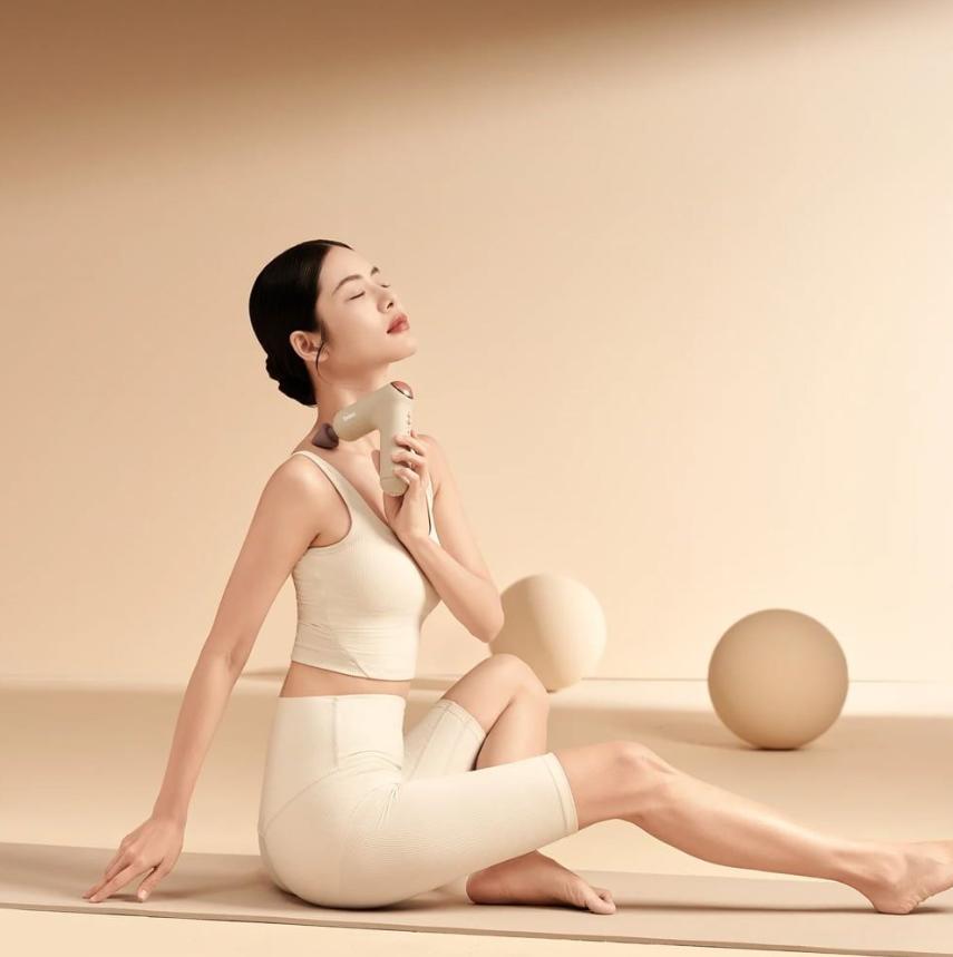 Máy Massage rung cầm tay Breo Sport-M0220 - Vỏ da, 3 đầu massage, Pin 2.500 mAh, Tích hợp massage nhiệt Hot-VIB SYNC