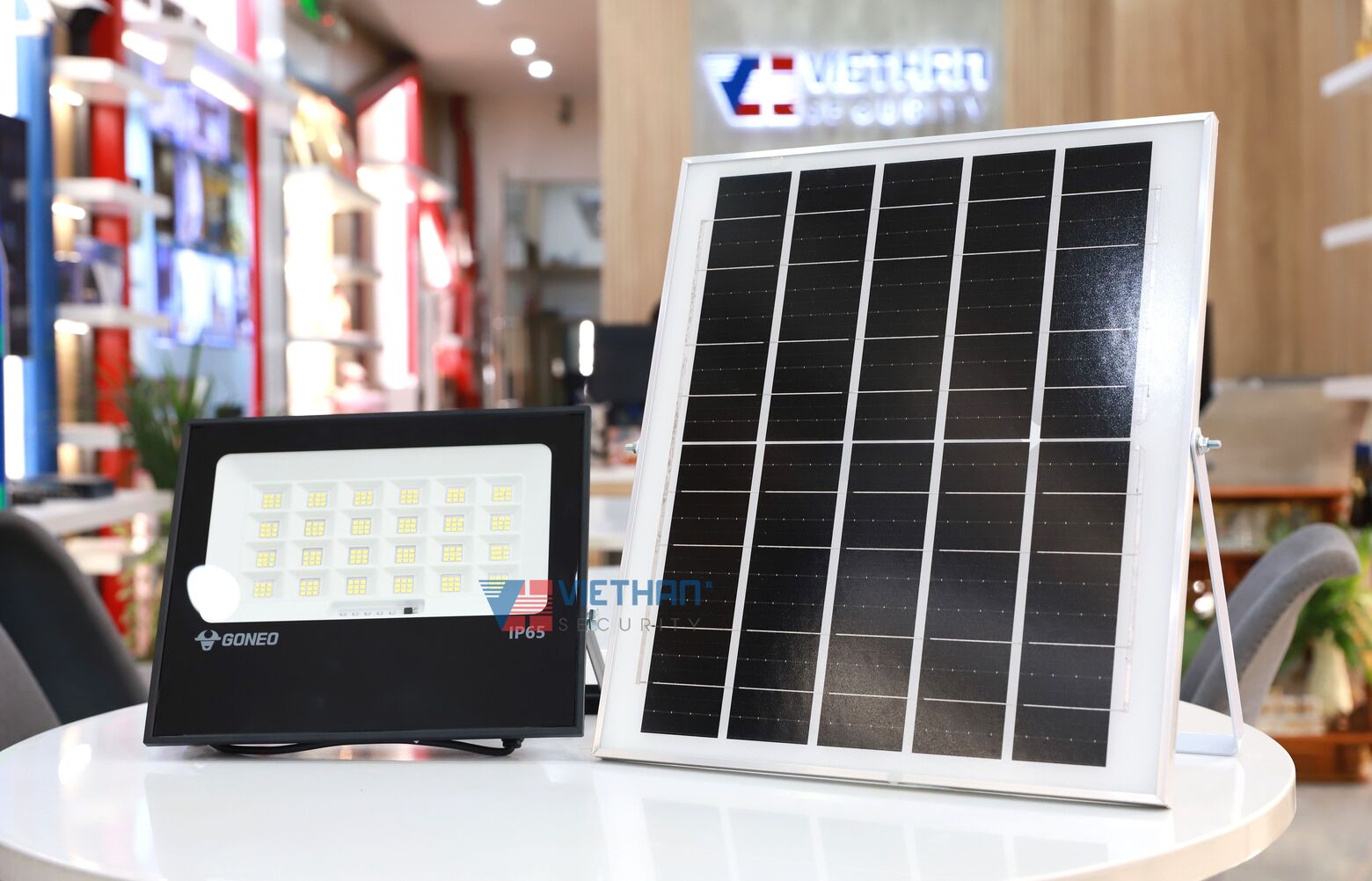 Đèn pha năng Năng Lượng Mặt Trời GONEO GN-C300B-AJ Công suất 12W, Hiệu suất 130 Lm/W, Pin LiFePO4 15Ah, Hoạt động liên tục 24h