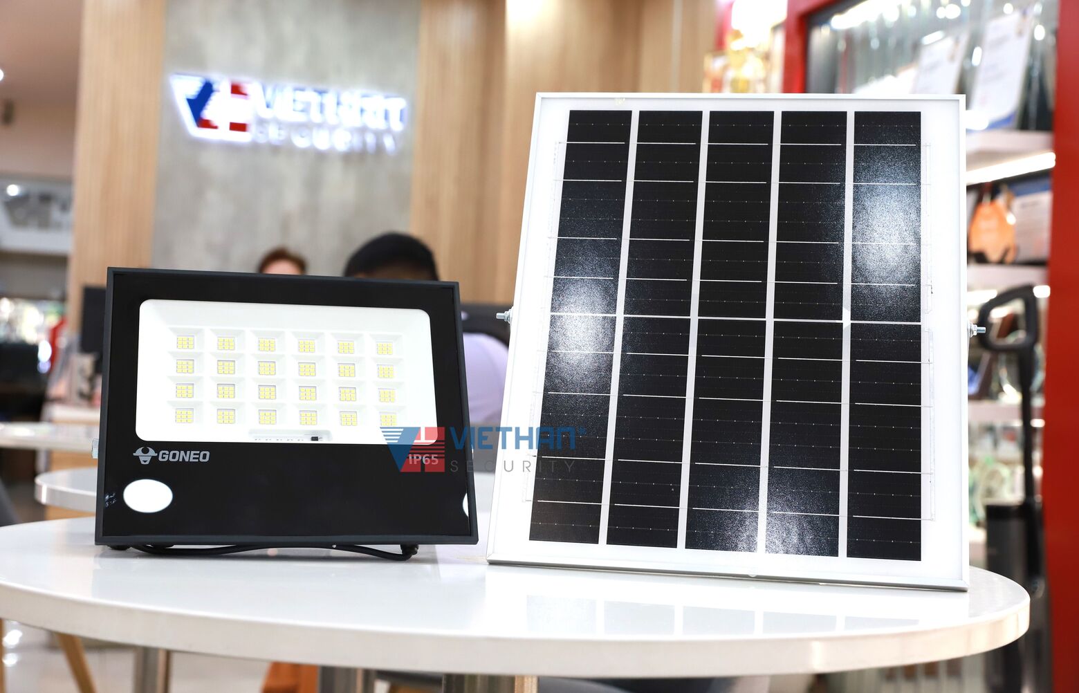 Đèn pha năng Năng Lượng Mặt Trời GONEO GN-C300B-AJ Công suất 12W, Hiệu suất 130 Lm/W, Pin LiFePO4 15Ah, Hoạt động liên tục 24h