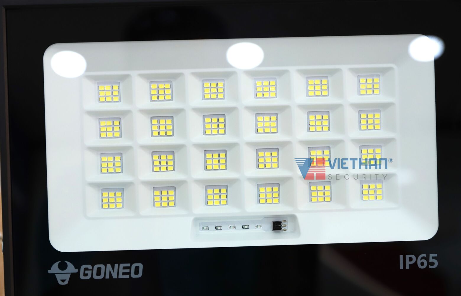 Đèn pha năng Năng Lượng Mặt Trời GONEO GN-C300B-AJ Công suất 12W, Hiệu suất 130 Lm/W, Pin LiFePO4 15Ah, Hoạt động liên tục 24h
