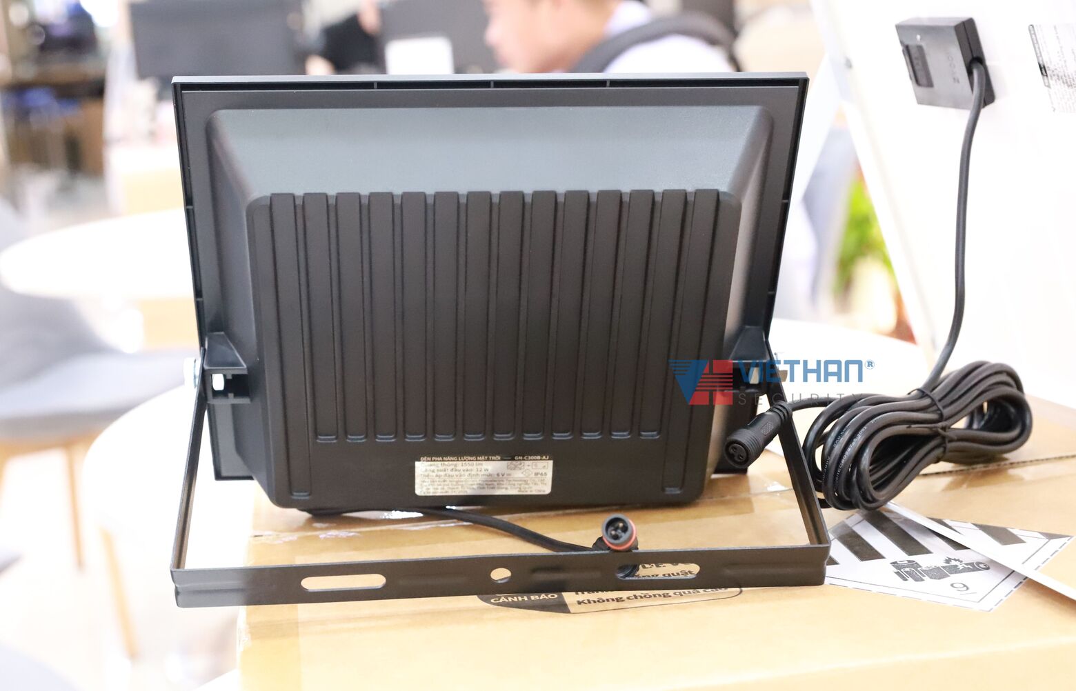 Đèn pha năng Năng Lượng Mặt Trời GONEO GN-C300B-AJ Công suất 12W, Hiệu suất 130 Lm/W, Pin LiFePO4 15Ah, Hoạt động liên tục 24h