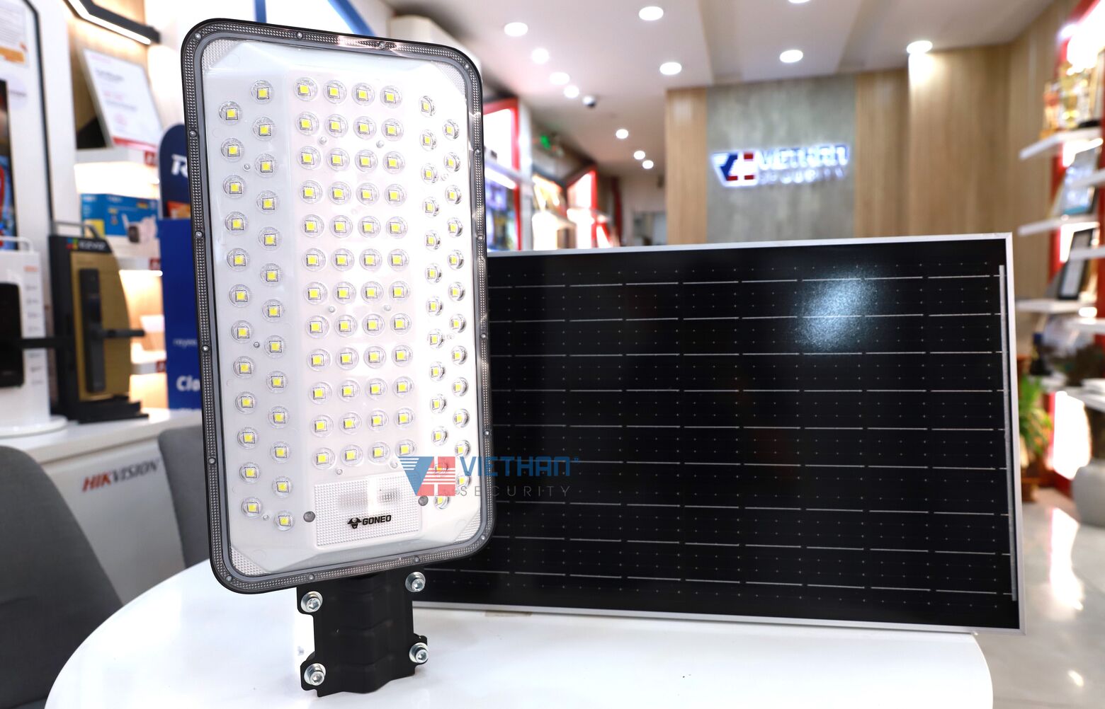 Đèn đường năng Năng Lượng Mặt Trời GONEO GN-A600C-AS 21W, Cảm biến & điều khiển từ xa, Pin lưu trữ 30 Ah, Tấm Pin Silicon đơn tinh thể, IP65