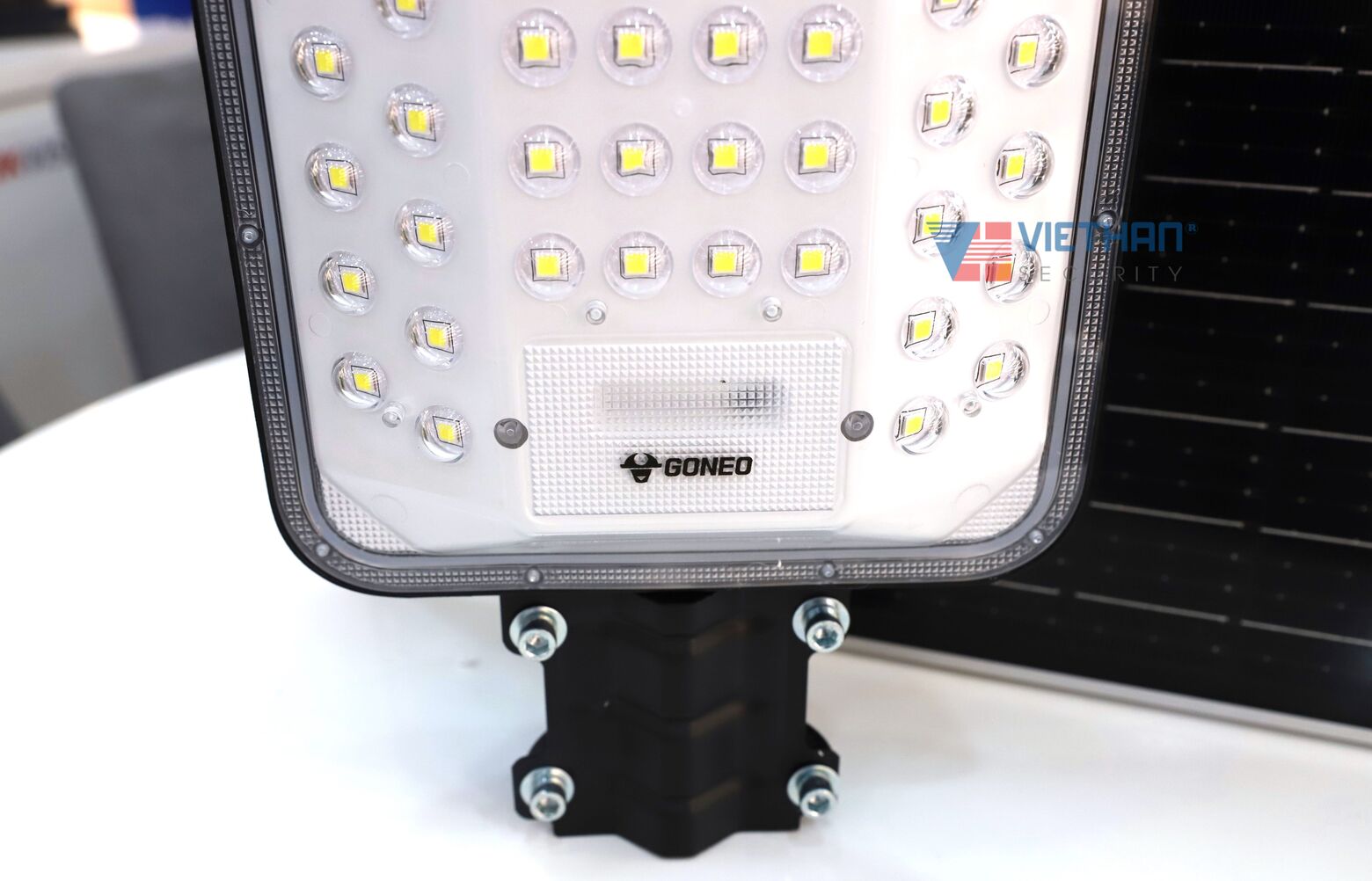 Đèn đường năng Năng Lượng Mặt Trời GONEO GN-A600C-AS 21W, Cảm biến & điều khiển từ xa, Pin lưu trữ 30 Ah, Tấm Pin Silicon đơn tinh thể, IP65