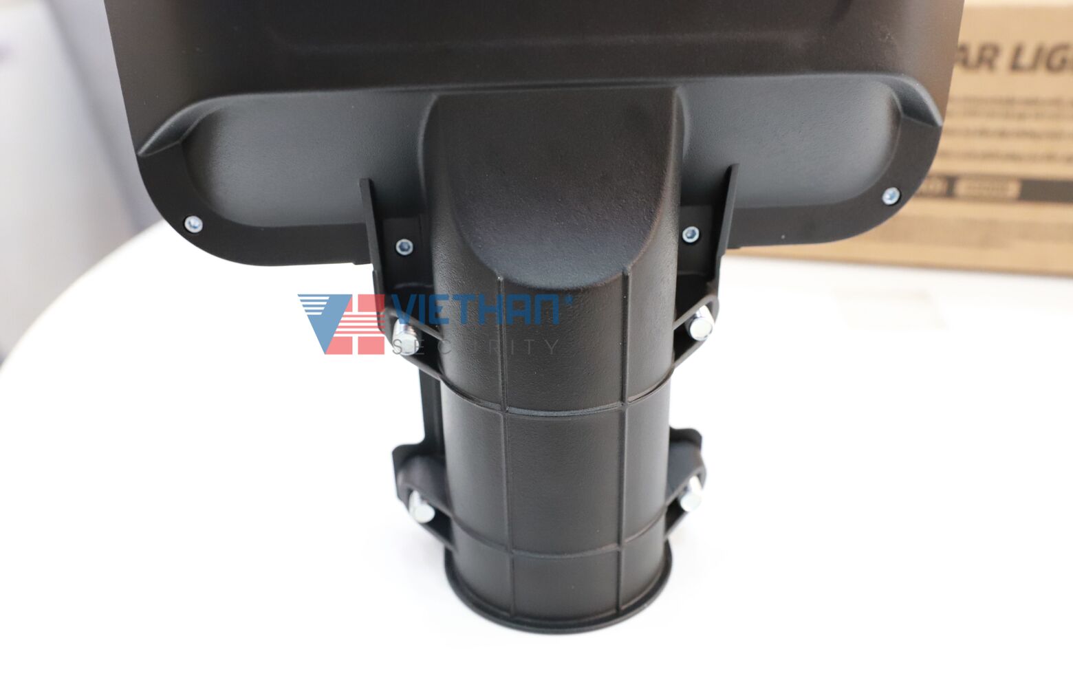 Đèn đường năng Năng Lượng Mặt Trời GONEO GN-A600C-AS 21W, Cảm biến & điều khiển từ xa, Pin lưu trữ 30 Ah, Tấm Pin Silicon đơn tinh thể, IP65