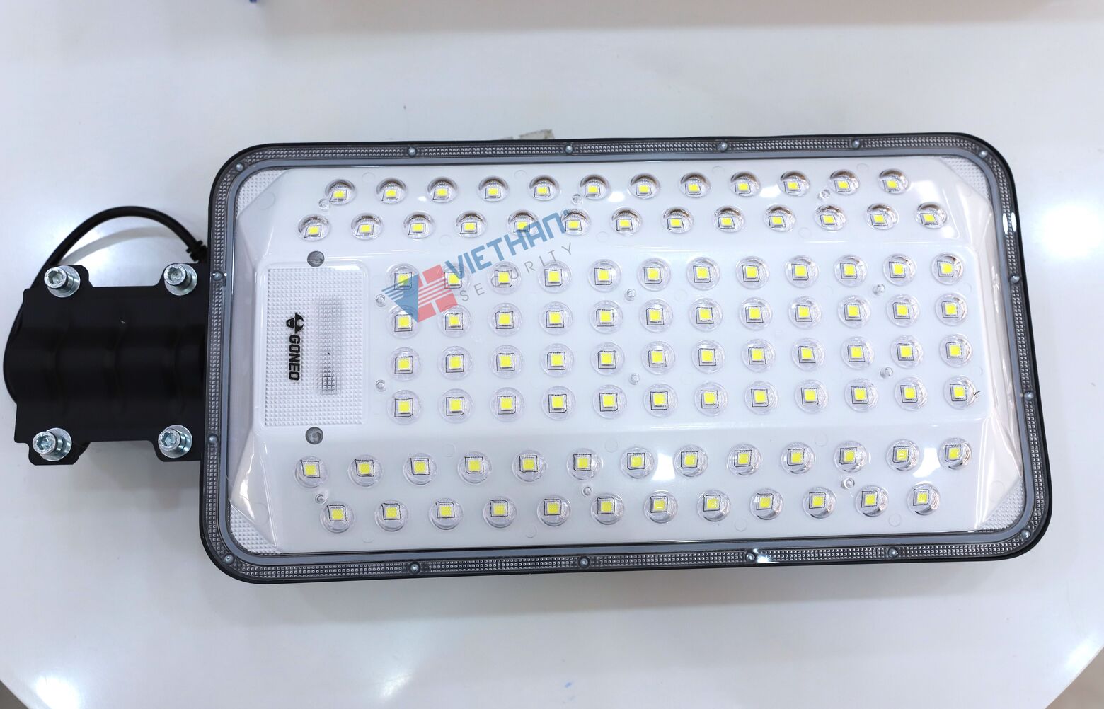 Đèn đường năng Năng Lượng Mặt Trời GONEO GN-A600C-AS 21W, Cảm biến & điều khiển từ xa, Pin lưu trữ 30 Ah, Tấm Pin Silicon đơn tinh thể, IP65
