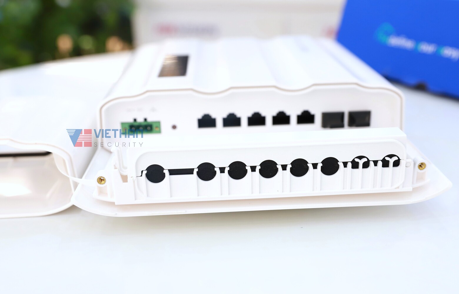 Switch mạng PoE ngoài trời Outdoor Ruijie Reyee RG-ES207GS-PI-OD - 5 cổng 10/100/1000BASE-T, 2 cổng SFP 1GE, Nguồn 12 V DC / 0,5 A, PoE 30W, Chống nước & chống sét