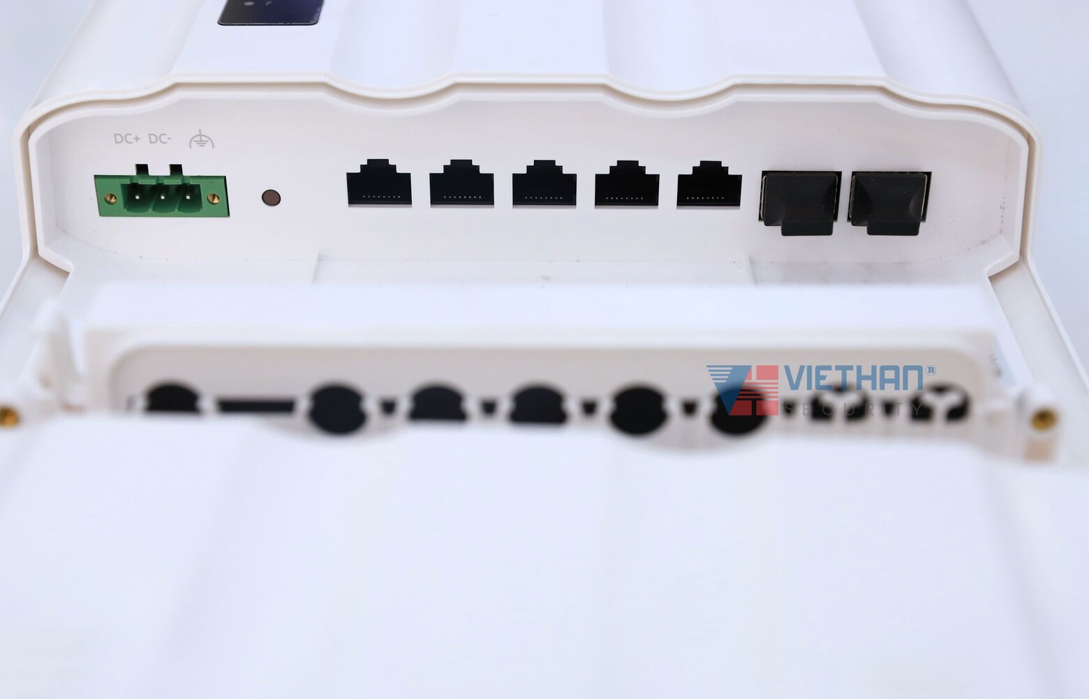 Switch mạng PoE ngoài trời Outdoor Ruijie Reyee RG-ES207GS-PI-OD - 5 cổng 10/100/1000BASE-T, 2 cổng SFP 1GE, Nguồn 12 V DC / 0,5 A, PoE 30W, Chống nước & chống sét