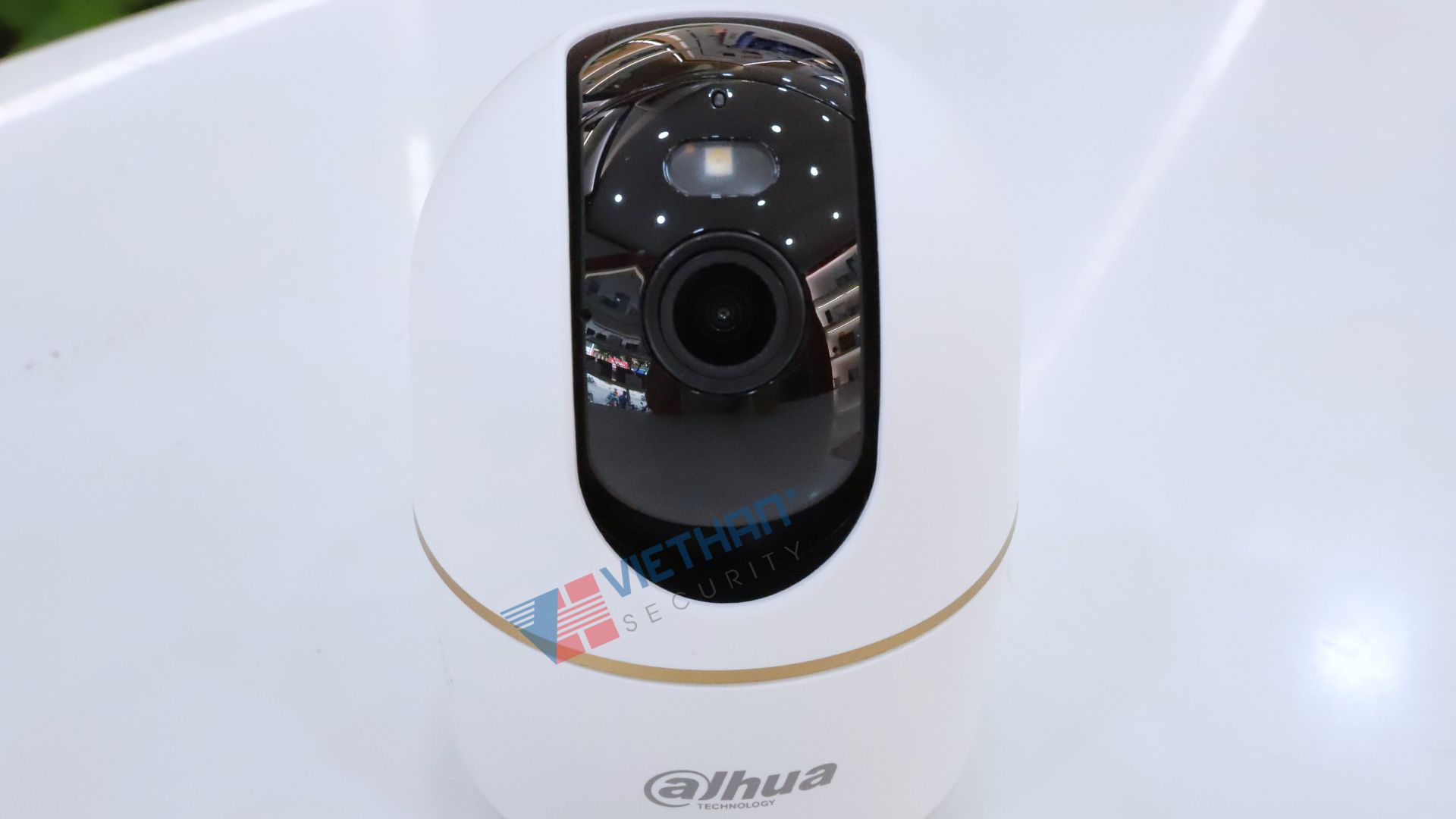 Camera Wi-Fi Trong Nhà Dahua Hero DH-H5AS 5MP Xoay 360°, Đèn Kép Ban Đêm Có Màu, Báo Động Âm Thanh & Ánh Sáng