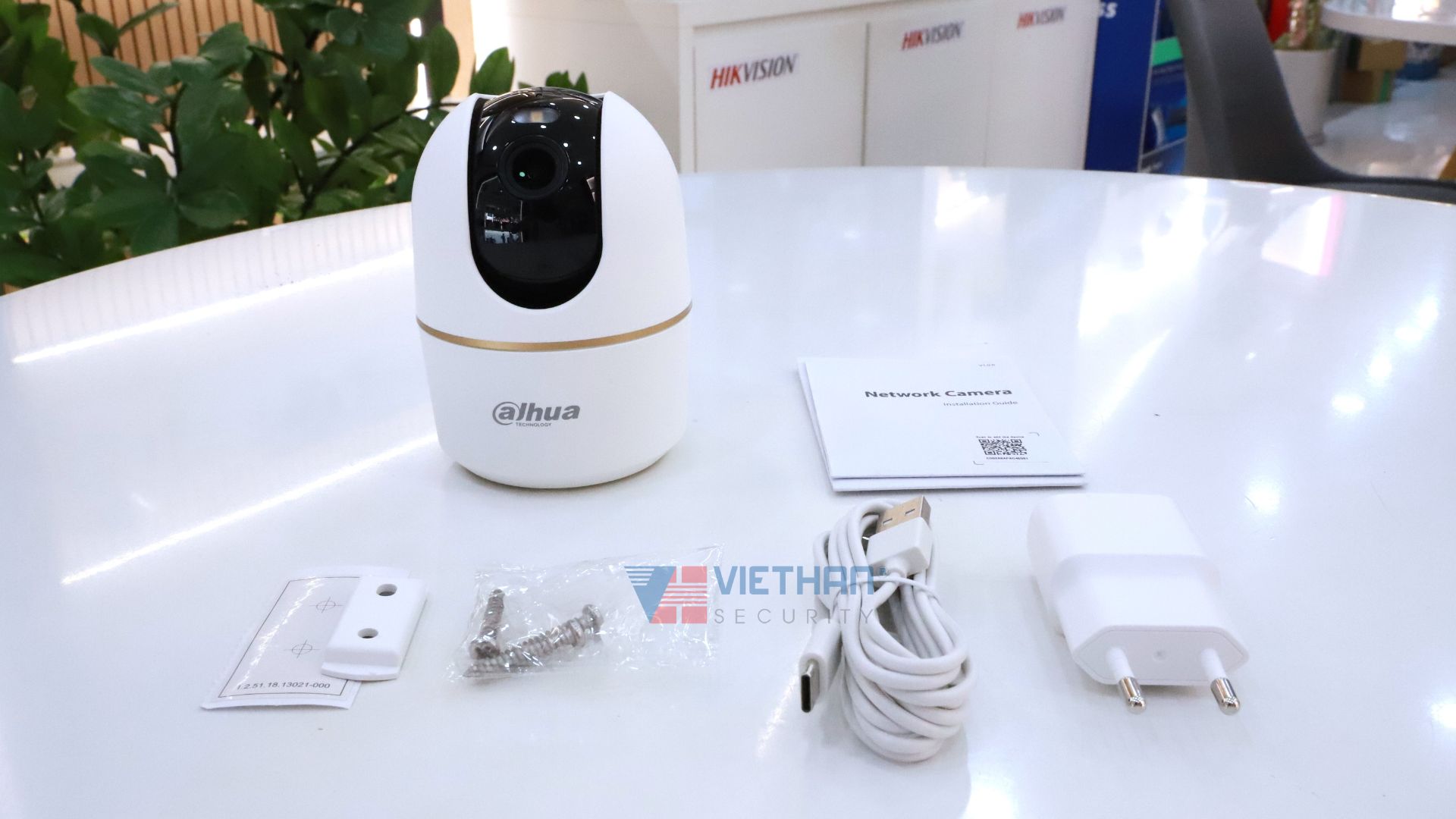 Camera Wi-Fi Trong Nhà Dahua Hero DH-H5AS 5MP Xoay 360°, Đèn Kép Ban Đêm Có Màu, Báo Động Âm Thanh & Ánh Sáng