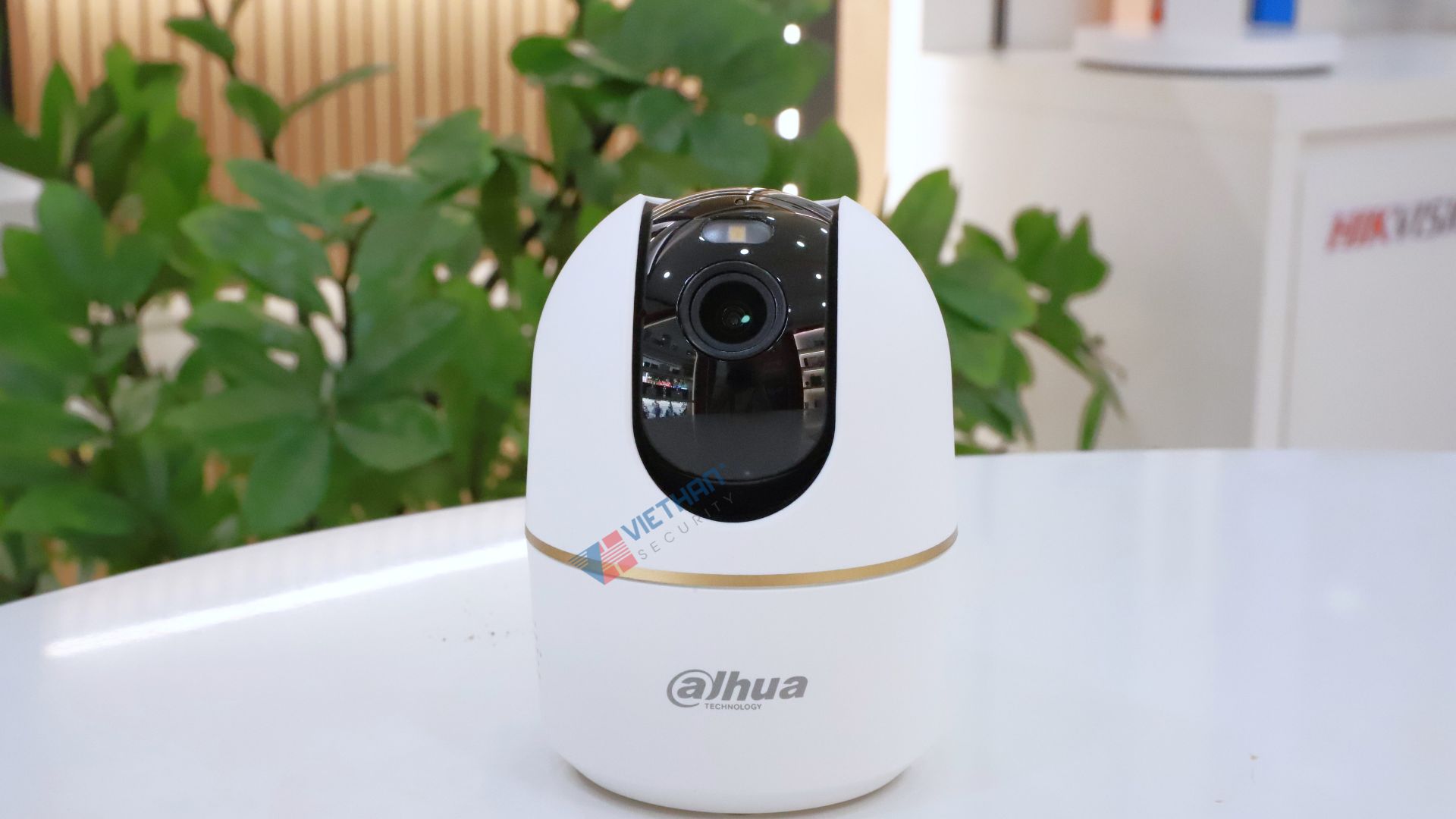 Camera Wi-Fi Trong Nhà Dahua Hero DH-H5AS 5MP Xoay 360°, Đèn Kép Ban Đêm Có Màu, Báo Động Âm Thanh & Ánh Sáng