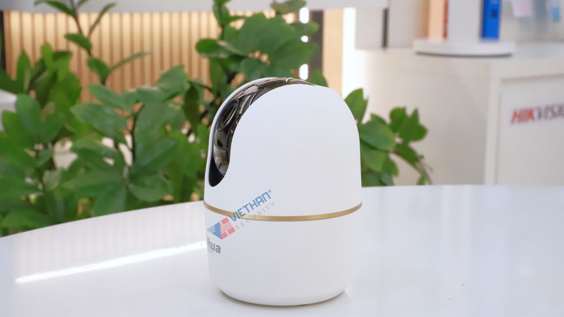 Camera Wi-Fi Trong Nhà Dahua Hero DH-H5AS 5MP Xoay 360°, Đèn Kép Ban Đêm Có Màu, Báo Động Âm Thanh & Ánh Sáng