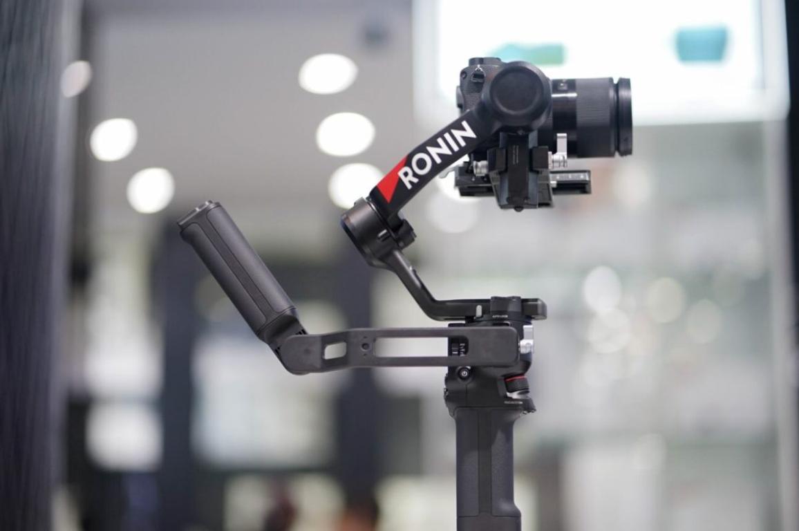Gimbal chống rung DJI RS 4 Tải Trọng 3kg, Nặng 1066g, Khóa Trục Tự Động, Quay Dọc Tự Nhiên Gen-2
