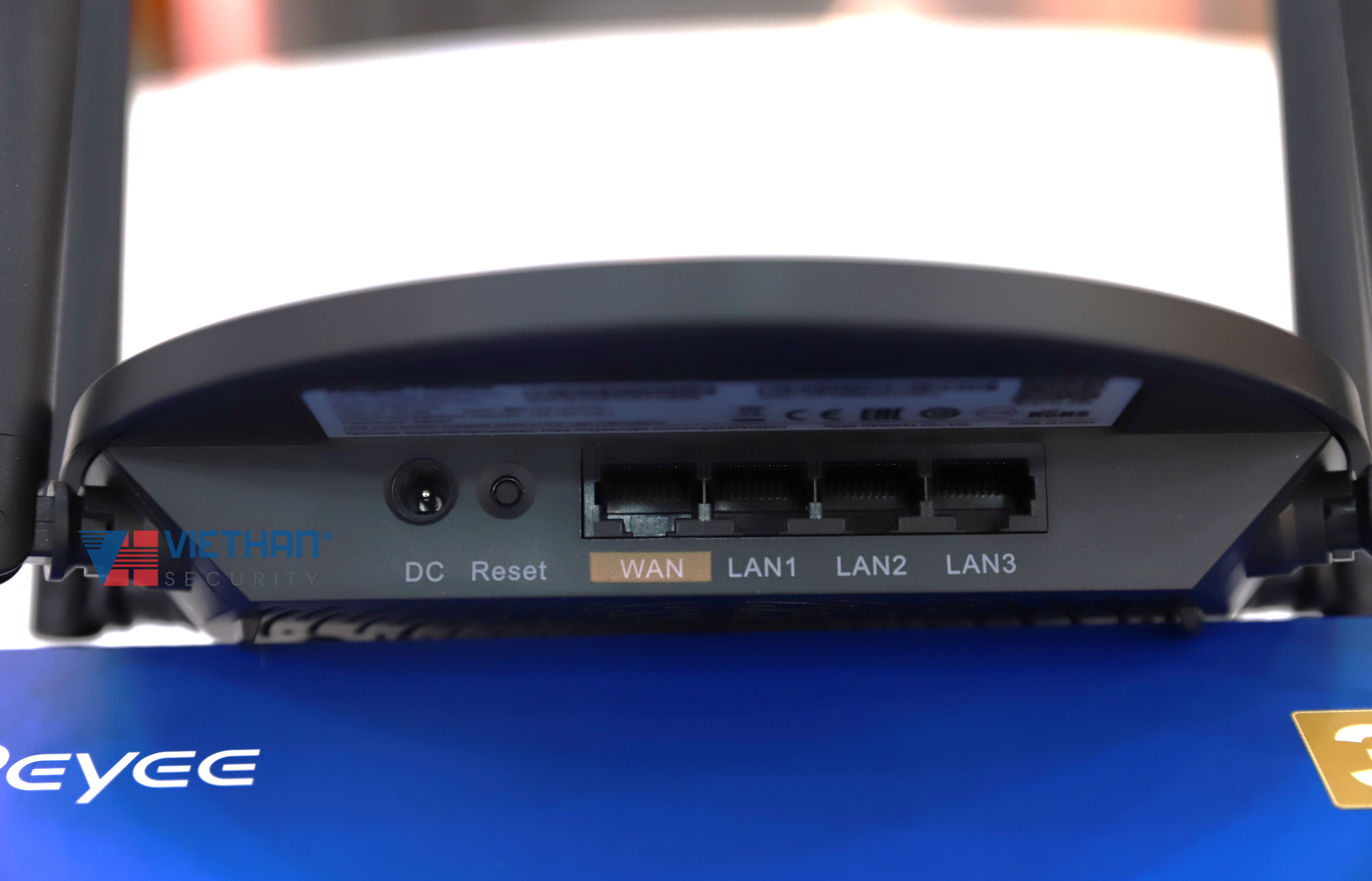 Thiết bị phát wifi Ruijie Reyee RG-EW300 PRO, 300Mbps, băng tần 2.4GHz, phù hợp cá nhân, gia đình