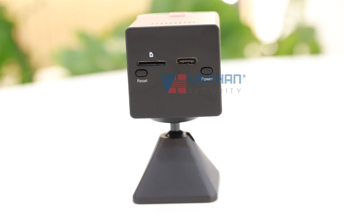 Camera dùng pin sạc 2MP Ezviz CB2 màu đen, đàm thoại 2 chiều, phát hiện chuyển động