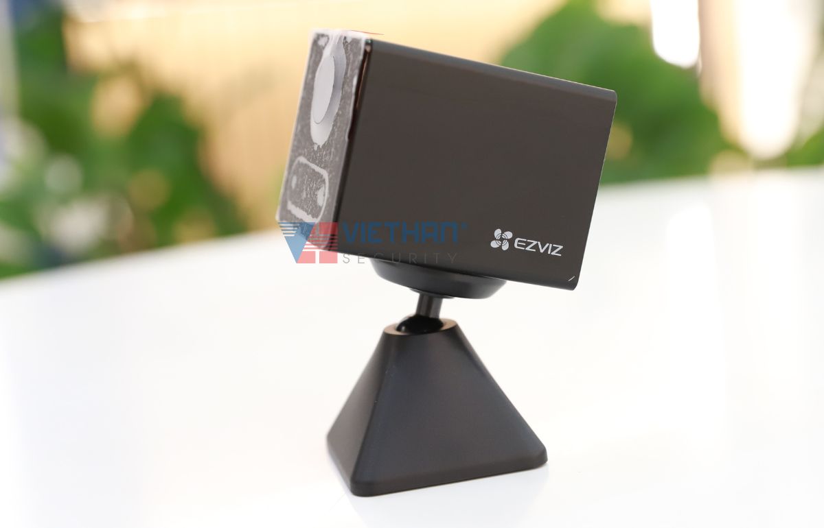 Camera dùng pin sạc 2MP Ezviz CB2 màu đen, đàm thoại 2 chiều, phát hiện chuyển động