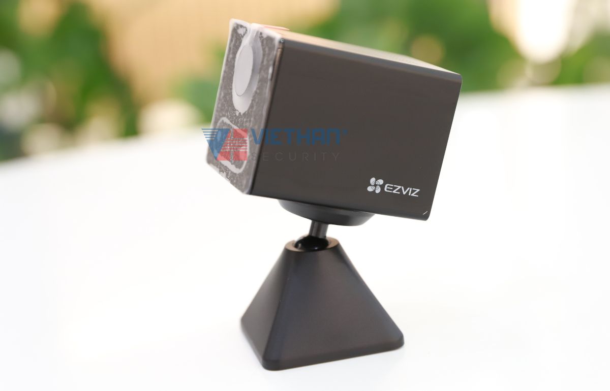 Camera dùng pin sạc 2MP Ezviz CB2 màu đen, đàm thoại 2 chiều, phát hiện chuyển động