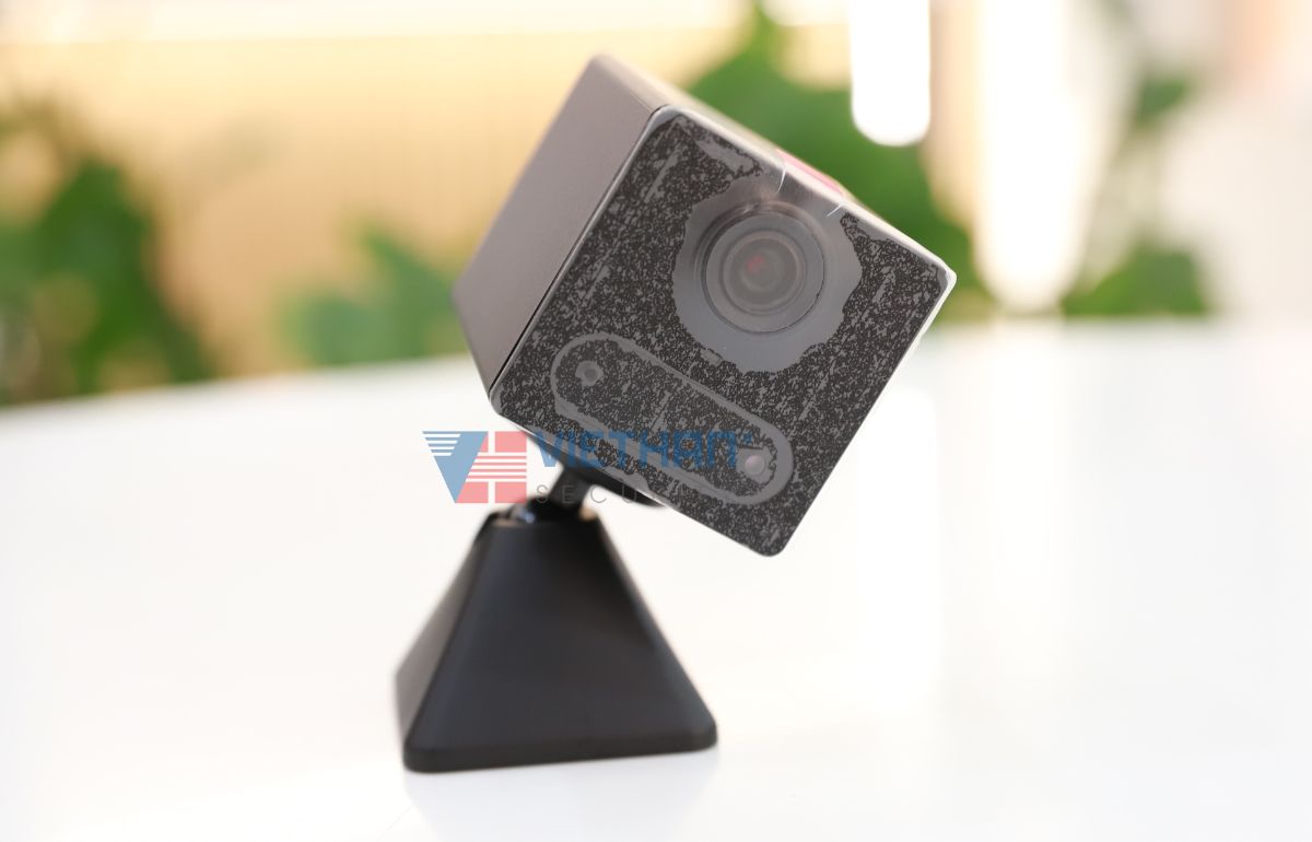 Camera dùng pin sạc 2MP Ezviz CB2 màu đen, đàm thoại 2 chiều, phát hiện chuyển động