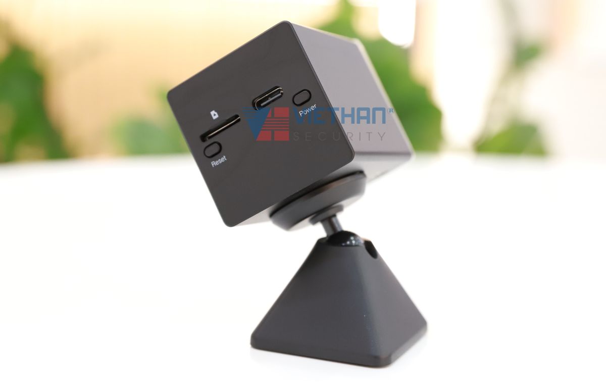 Camera dùng pin sạc 2MP Ezviz CB2 màu đen, đàm thoại 2 chiều, phát hiện chuyển động