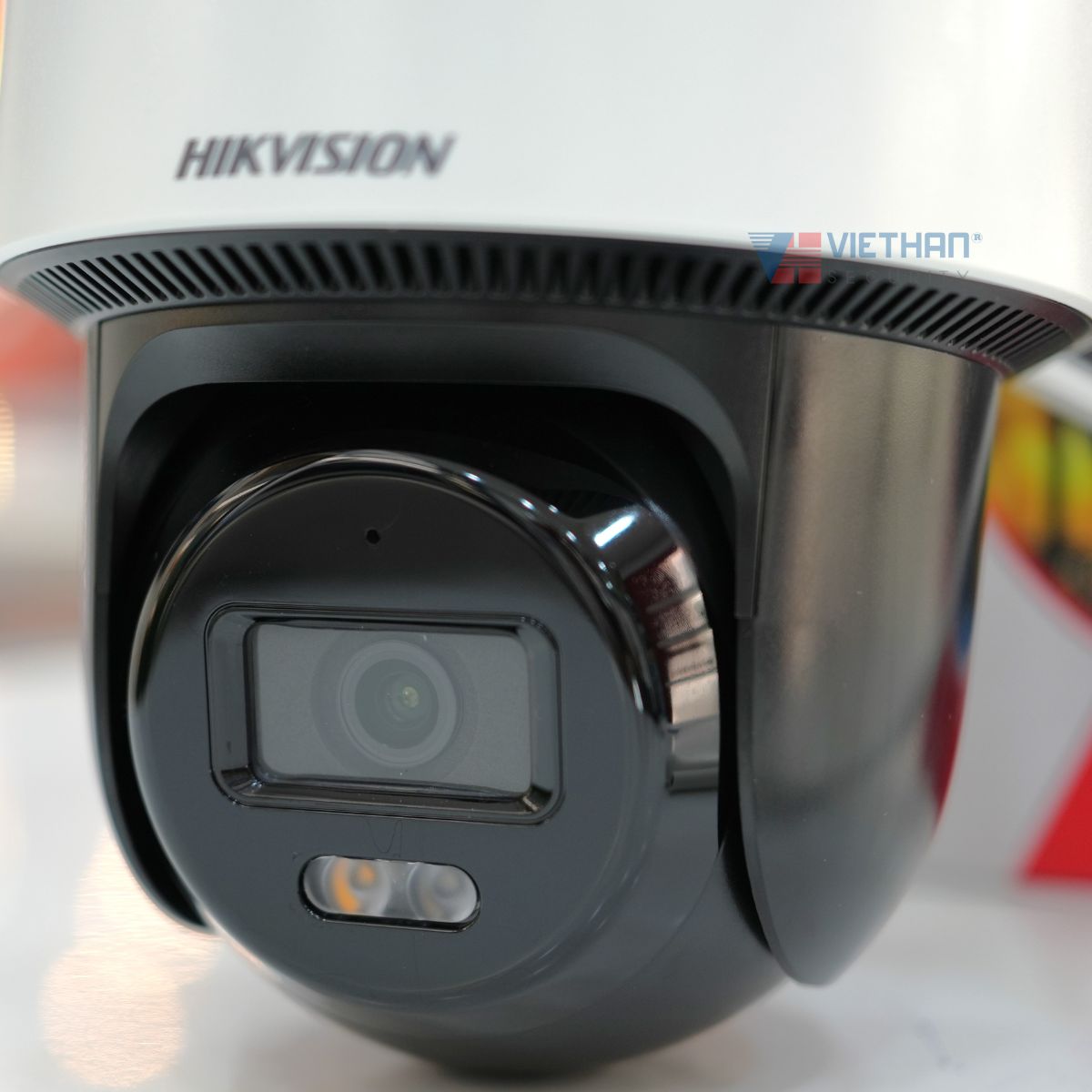 Camera IP Smart Hybrid light 4MP Hikvision DS-2DE2C400MWG-E hồng ngoại 30m, tích hợp mic và loa